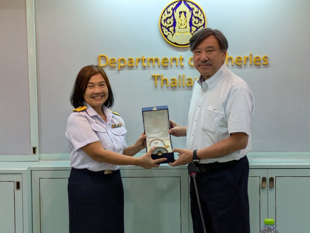 タイ農業協同組合省水産局での記念品交換の様子.jpg