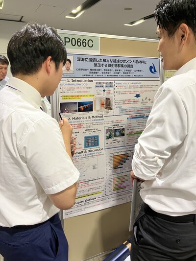 鮗ｻ驥弱＆繧点蛹玲ｵｷ驕灘､ｧ蟄ｦ縺ｦ繧吶・逋ｺ陦ｨ鬚ｨ譎ｯ_2025.jpg