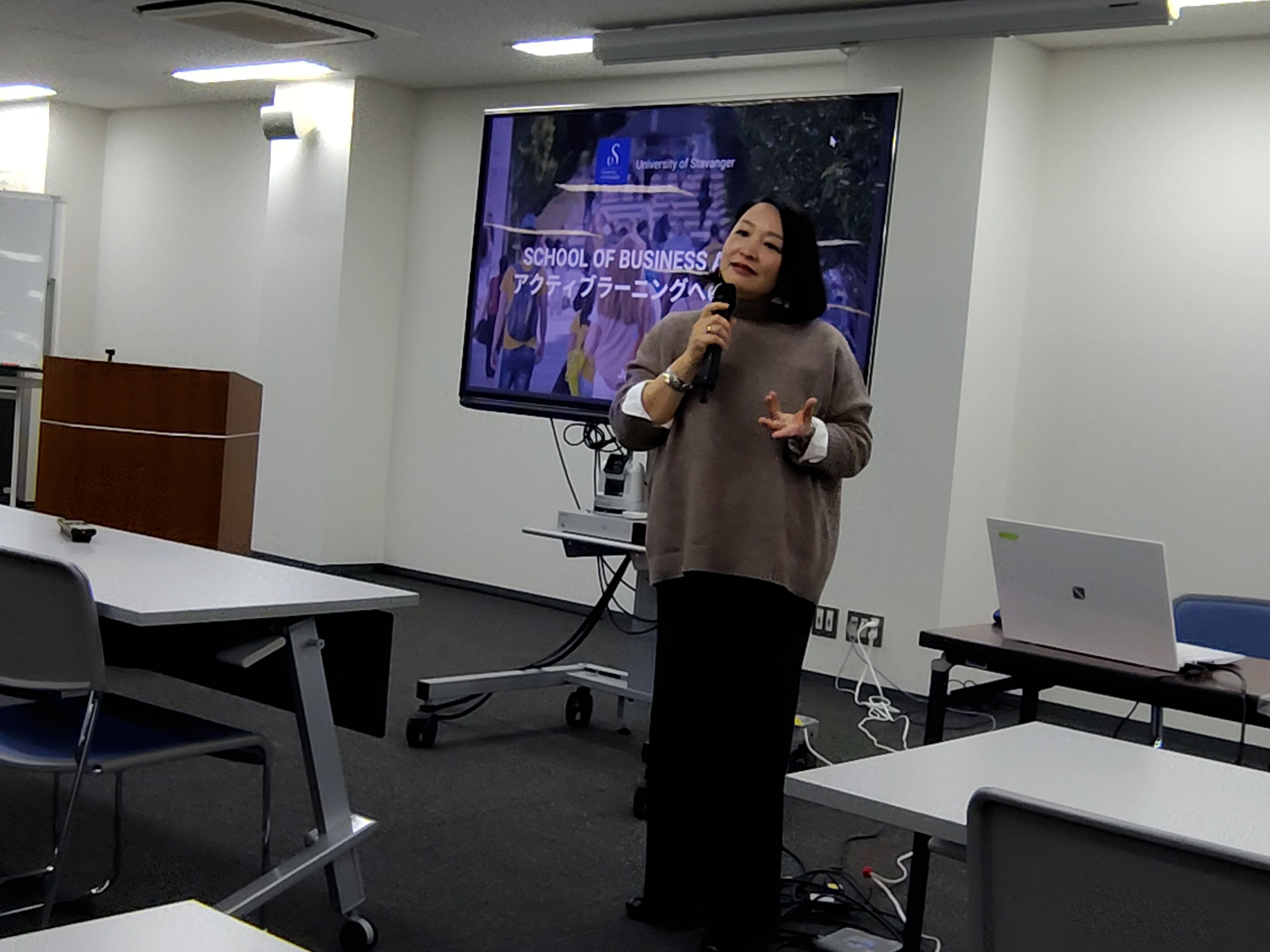 3.スタバンゲル大学 ビジネススクール 小野坂 優子教授の講演の様子.JPG