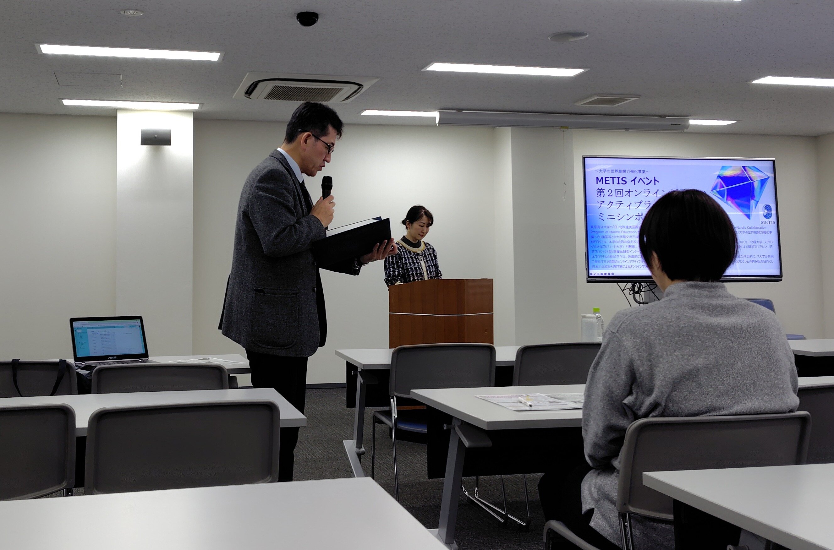 1.本学理事・副学長 南清和理事より、開会の挨拶.jpg