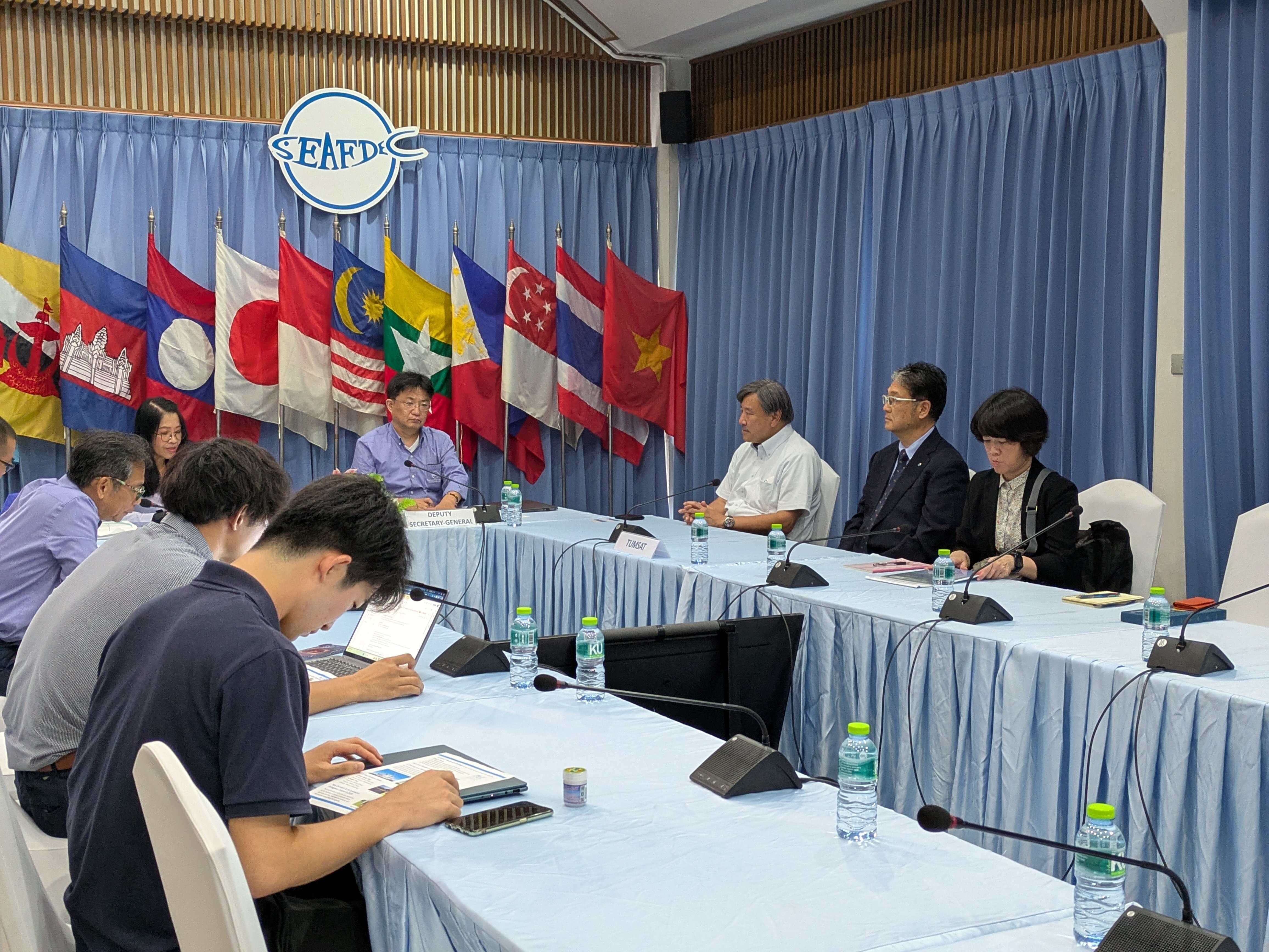 東南アジア漁業開発センターでの会談風景.jpg