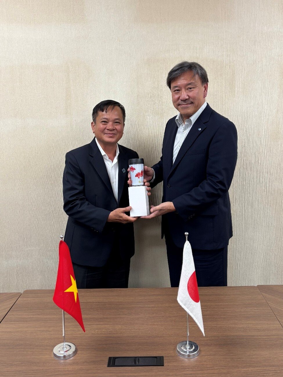 ファム養殖技術学科長と舞田理事.jpg